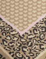 Bufanda tejida de forma triangular, con estampado de corazones en la parte superior, animal print en el centro y la frase "Love is Love" en los bordes.