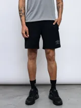 Short de entrenamiento Umbro Vive para hombre, color negro con detalles en gris. Confeccionado en tejido elástico de cuatro direcciones. Incluye logo de Umbro en la pierna izquierda.