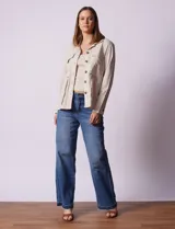 Sobrecamisa blanca de lino y rayón, marca Dash, con cuello solapa, abertura central con botones, bolsillos delanteros y cintura ajustable con jareta interna.