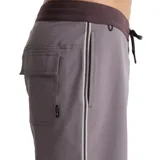 Short de baño gris con cintura marrón y cordón ajustable.