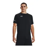 Remera deportiva verde con logo Under Armour blanco en el pecho y detalles de rayas blancas en las mangas.