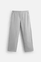 Pantalón jogger gris de corte recto, confeccionado en tejido de algodón compacto con interior en rizo. Cuenta con cintura elástica ajustable con cordón interior, bolsillos frontales y bolsillo de doble vivo en la espalda.