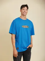 T-shirt blanca con logo en la parte frontal y corte clásico.