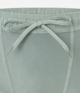 Short deportivo para hombre, color gris claro, con short de compresión negro incorporado. Presenta un pequeño logo bordado en la pierna derecha.