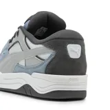 Championes urbanos Puma modelo 180, color gris y celeste, con detalles en blanco y negro. Confeccionados en cuero sintético y malla, con logo de Puma en los laterales y suela de goma.