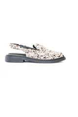 Zuecos destalonados con estampado animal print en tonos marrones y blancos, con detalle de antifaz y suela plana color negro.