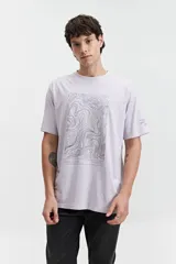 Remera lila de manga corta con cuello redondo y estampado de mapa topográfico en el frente.