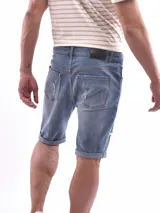 Bermuda de jean color celeste con roturas y cordón ajustable en la cintura.