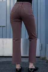 Pantalón de jean color marrón, de tiro alto y corte cropped flare.