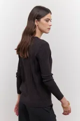 Sweater de punto marrón con escote en V y mangas largas.