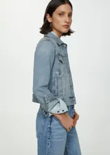 Chaqueta de denim azul claro con corte ajustado y diseño clásico de botón.