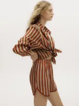 Short tipo bóxer con estampado a rayas verticales en tonos marrón, amarillo y celeste. Tiene pretina elástica.