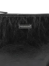 Cartera de mano rectangular color rojo charol con cierre superior y correa de muñeca extraíble.