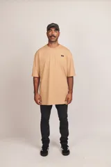 Remera beige de jersey de algodón con cuello redondo y corte oversize.