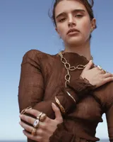 Collar plateado con eslabones grandes de metal con forma irregular.