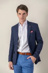 Saco de lino color beige, corte slim fit, con solapa de muesca, cierre de dos botones, bolsillo en el pecho y dos bolsillos delanteros con solapa. Medio forro.