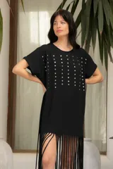 Vestido negro de algodón con corte recto, cuello redondo, mangas cortas, tachas plateadas en el frente y flecos largos en el ruedo.