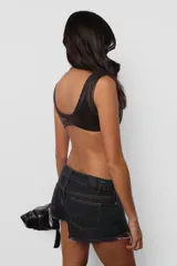 Microtop negro de acetato foil forrado con microfibra pesada y terminaciones con collareta ancha.