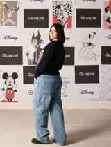 Buzo negro de corte clásico con cuello redondo y mangas largas. Estampado frontal con diseño de villanas de Disney: Cruella de Vil, la Reina Malvada y Maléfica.