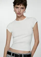 Remera blanca de algodón con cuello redondo y mangas cortas.