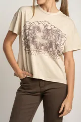 Remera color arena de algodón peinado con estampa frontal de texto con diseño floral.