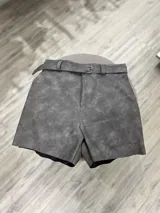 Short gris de ecocuero con tiro alto y cinturón.