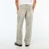 Pantalón de jean gris, corte ancho y tiro medio, con cinco bolsillos.