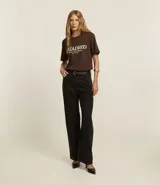 Remera marrón de algodón con cuello redondo y mangas cortas. Estampado frontal con la leyenda "Madrid Museo del Prado EST 1987" en color blanco.