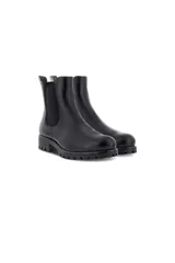 Bota tipo Chelsea de cuero negro con paneles elásticos laterales para un ajuste cómodo. Presenta un tirador en la parte posterior y una suela de goma tipo track con relieve para mayor tracción.