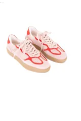 Championes de cuero color rosa con detalles en rojo y suela color caramelo.