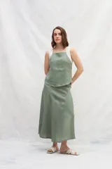 Top color crudo de lino, con breteles anchos en color blanco y corte recto.