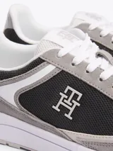 Zapatillas Tommy Hilfiger de diseño color block con paneles de malla, exterior e interior de poliéster, plantilla extraíble de poliuretano y caucho termoplástico, suela de EVA, panel metálico en el talón y monograma TH en la lengüeta y lateral.