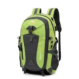Mochila de senderismo de 40 litros confeccionada en tafeta impermeable. Cuenta con múltiples compartimentos con cierre, correas de hombro ajustables y acolchadas, y diseño ergonómico en combinación de colores verde y gris.