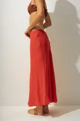 Falda midi de cuero color blanco, corte evasé y cintura alta.