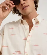 Camisa de manga corta con cuello inglés y estampado de espinas de pez.