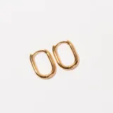 Par de caravanas doradas con forma de aro rectangular.