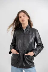 Cazadora plateada con cuello mao, cierre frontal con cremallera, bolsillos laterales con solapa y puños con botón.