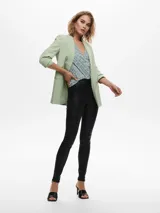 Blazer verde claro con mangas 3/4 y bolsillos frontales.