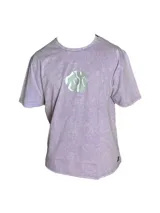 Remera lila con efecto acid wash y estampado circular en el pecho con diseño abstracto en color blanco.