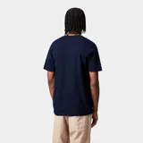 Remera verde militar de manga corta con bolsillo en el pecho izquierdo y logo de Carhartt bordado en el bolsillo.