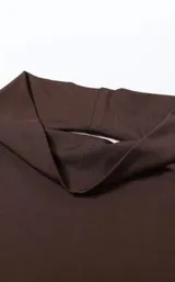 Conjunto de dos piezas color marrón oscuro, compuesto por un top halter con cuello drapeado y una falda larga ajustada.