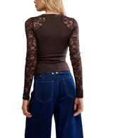 Top de manga larga ajustado al cuerpo, color marrón oscuro, con cuello redondo y mangas de encaje floral marrón translúcido.