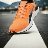 Championes de running Puma Electrify Nitro 3, color naranja con detalles en negro y blanco.