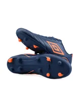 Championes de fútbol Umbro modelo Classico III HG para hombre, color azul marino con detalles y logo en naranja. Presentan una suela con tapones moldeados fijos (HG) para césped firme.