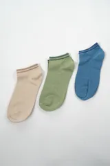 Medias cortas en colores beige, verde y azul, con diseño sencillo y cómodo.