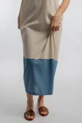Vestido largo de tirantes finos con bloques de color: marrón claro en la parte superior, beige en el centro y marrón oscuro en el ruedo.