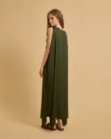 Vestido largo verde militar, de corte suelto y sin mangas.