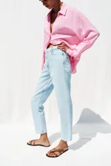 Pantalón de jean celeste claro, de corte mom fit, tiro alto y largo tobillero.
