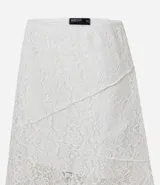 Pollera midi evasé de encaje color blanco, con cintura elástica, forro corto y bajo asimétrico.