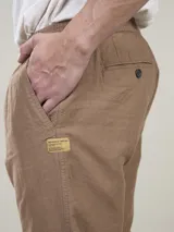 Pantalón jogger color gris claro confeccionado en mezcla de lino y algodón. Diseño liviano, fresco y cómodo, con calce comfort y cintura elástica con cordón ajustable.